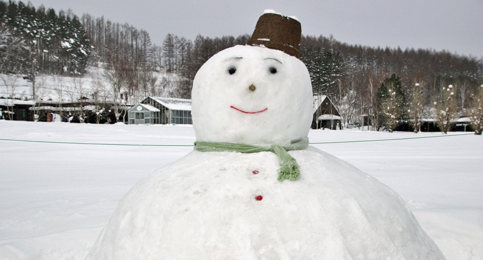 雪だるまが笑顔でお出迎えします