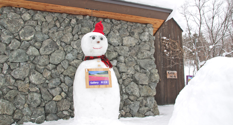 記念撮影に人気の雪だるまはフルール前でお待ちしています