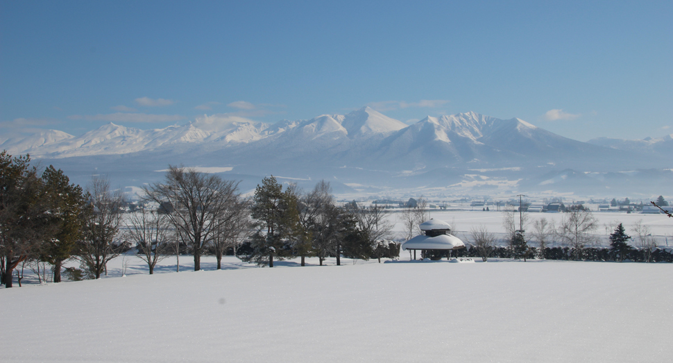 冬の澄んだ空気に十勝岳連峰が大きく見えます