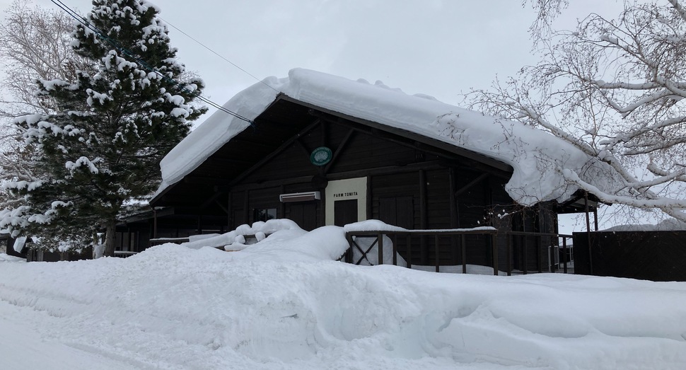 雪に覆われた「ポプリの舎」