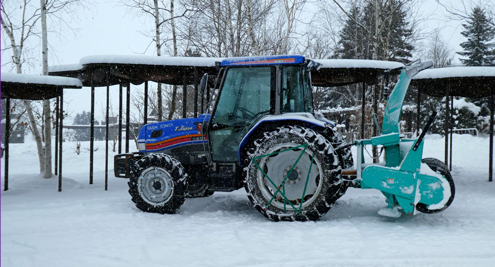 大きなトラクターは除雪でも大活躍！