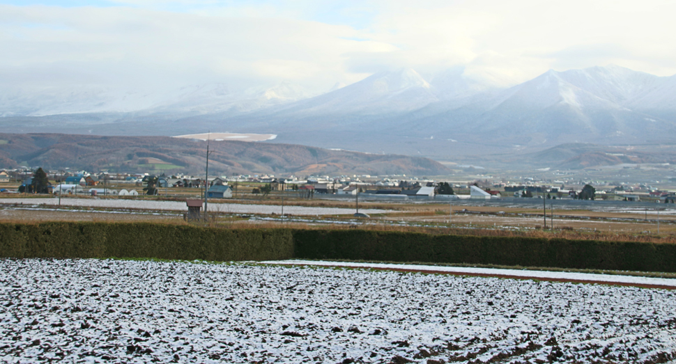 曇り空に姿を隠す十勝岳連峰