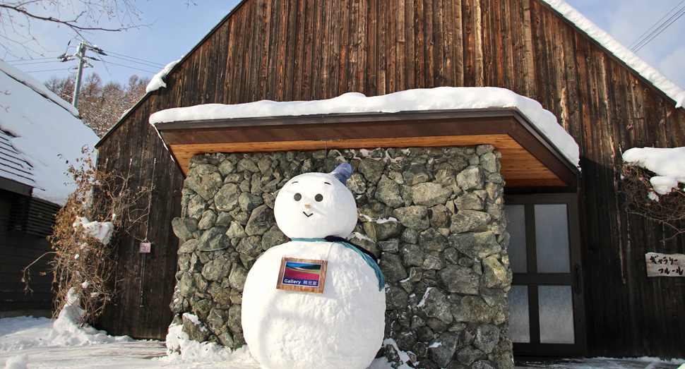 ギャラリーフルール前の雪だるまが皆様をお迎えします