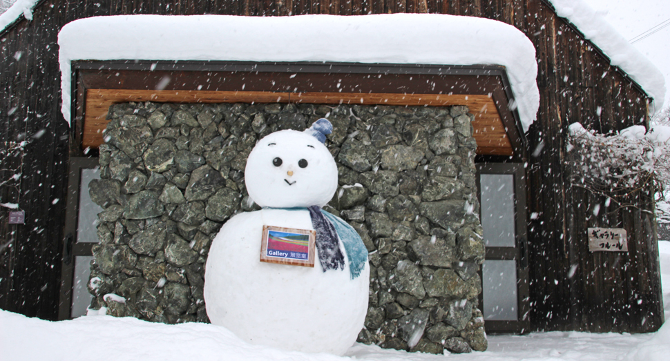 フルール前ではニコニコ笑顔の雪だるまがお出迎え