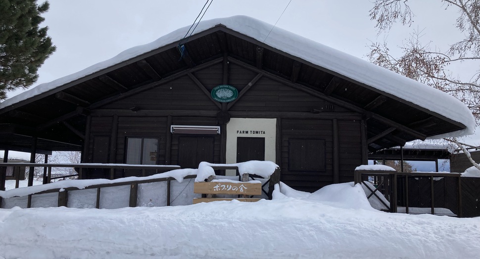 雪に覆われた「ポプリの舎」