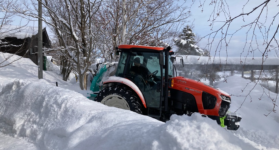 積雪の日はトラクターで除雪です