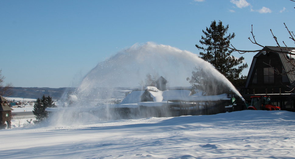 除雪機による雪のアーチ