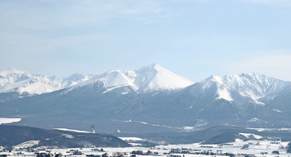 今日は十勝岳連峰が雄大な姿を現しています