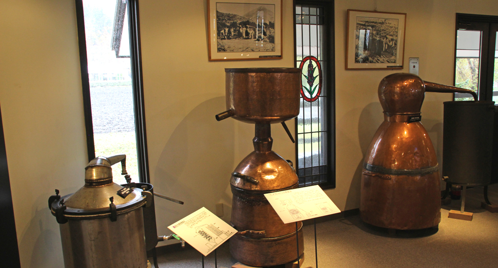 資料室で昔の蒸留器を見学したり