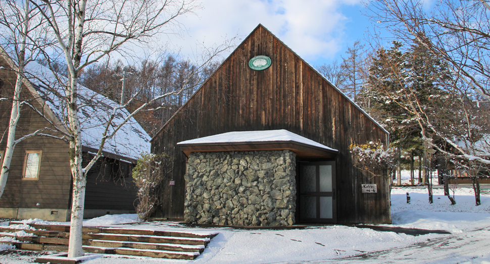 ギャラリーフルールの屋根にも雪が積もっています