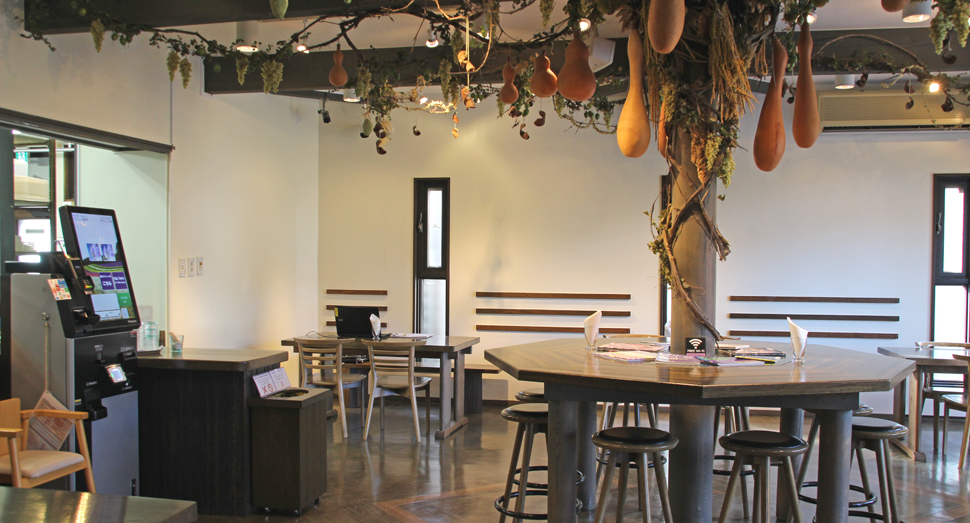 あたたかなカフェでティータイムをお過ごしください