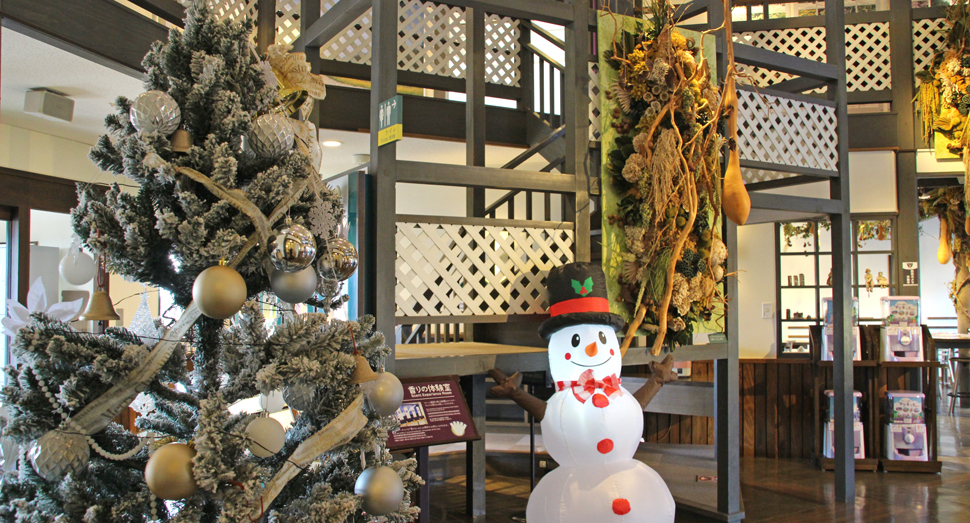 花人の舎では、クリスマスツリーと雪だるまがお出迎え