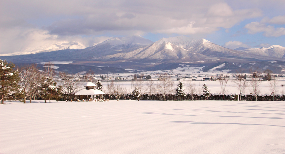 雪雲が重たげな十勝岳連峰