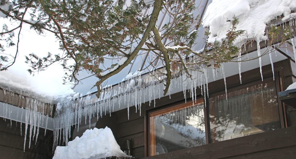 窓辺に連なる氷柱
