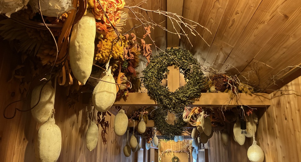 「花人の舎」から「ドライフラワーの舎」までの通路は鮮やかです