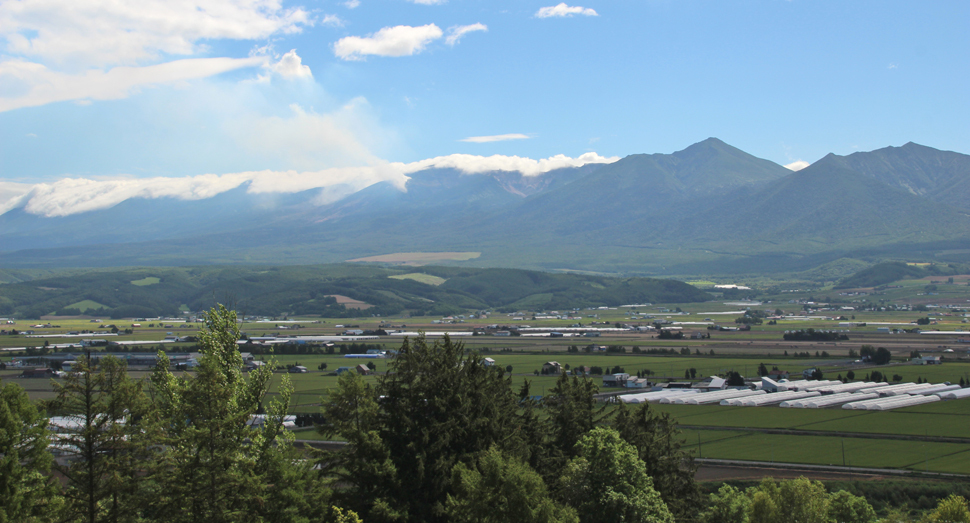 十勝岳連峰が雄大な姿を現しています